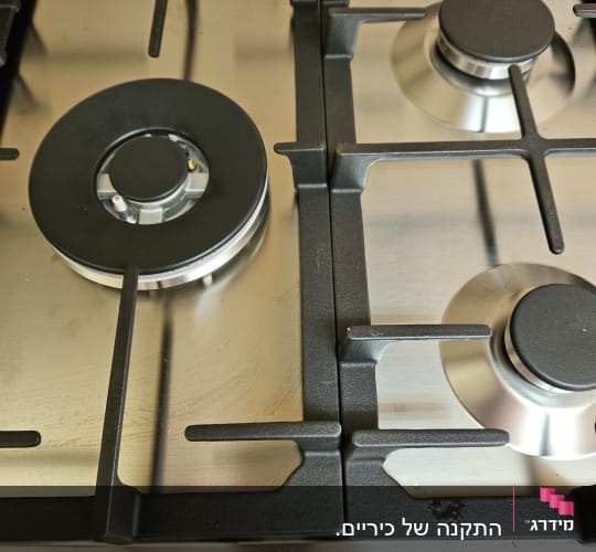 כיריים גז עם כפתורי שליטה ומבערים